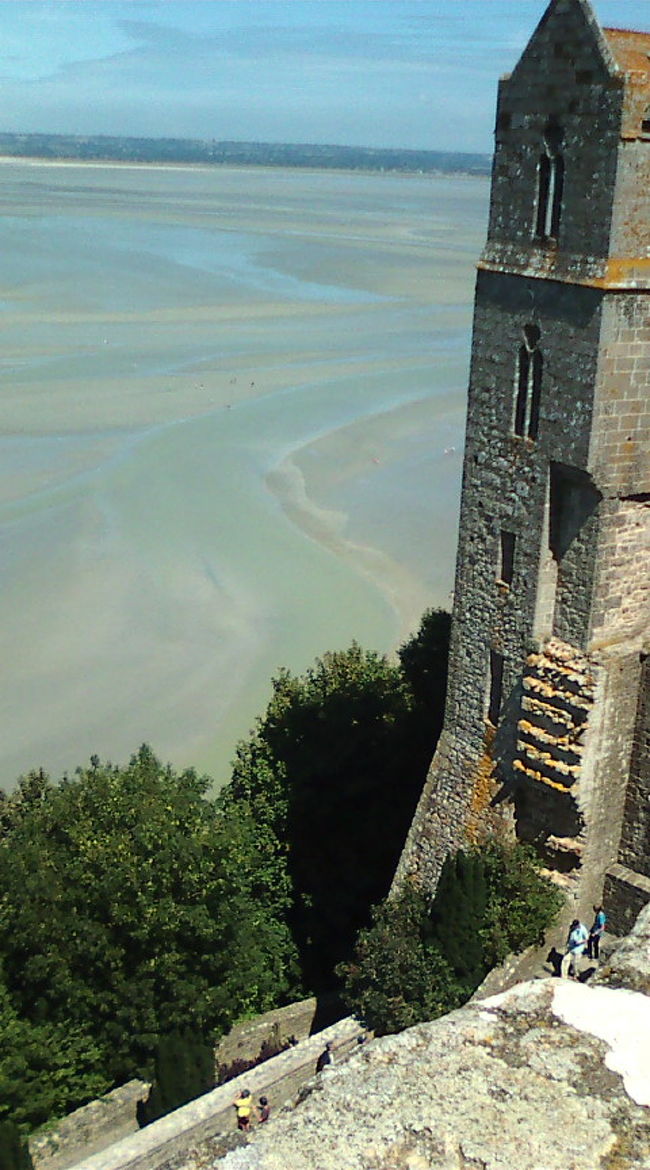 道路ができて、潮がちゃんと満ちてこなくなったので、また本来の形に戻そうとしているとか何とか…。やっぱりモンサンミッシェルは孤島の姿で見てみたいですものね。すっかり周りは干潟状態。