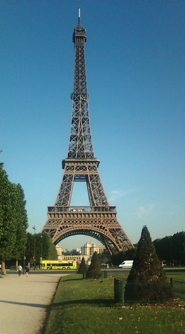 広場？公園？から見たエッフェル♪<br />ここ写真撮影にはGoodだと思います！<br />ツアーでいったので、場所不明。