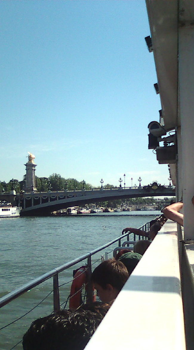 ツアーでセーヌ川クルーズもしました^^<br />