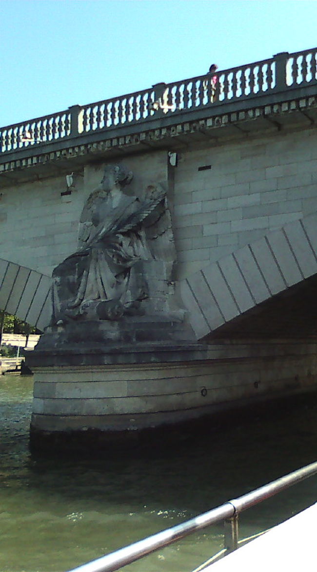 クルーズすると、橋にある彫刻が良く見えます。橋ごとにいろいろ装飾が違っていて面白かった！