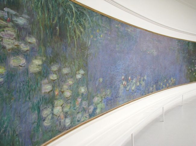 オランジュリー博物館にある絵画。<br /><br />四方の壁一面に睡蓮？の絵画が掲示されています。<br /><br />見学者が多く、ここは30分待っての見学となりました。<br />地階にはいろんな芸術家の絵画が飾られていました。<br /><br />前回は閉鎖中でした。<br />