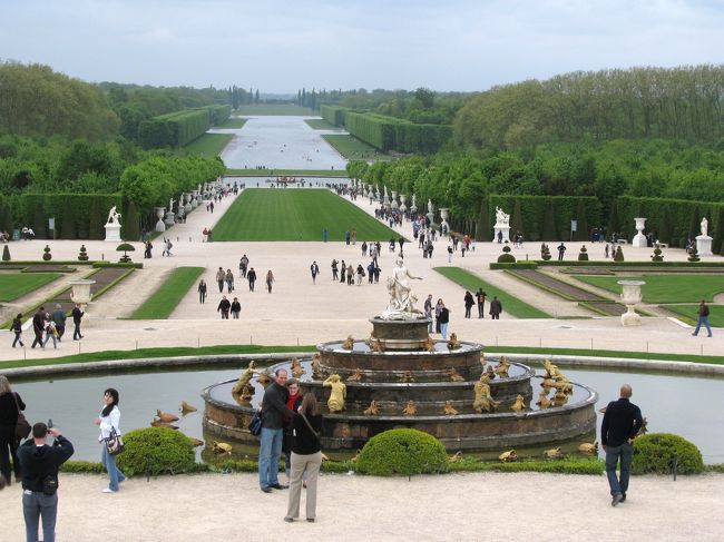 ヴェルサイユ宮殿の中庭を撮影。<br /><br />奥の池まで行くのに一苦労でした。<br /><br />池の手前までが中庭の入場券が必要です。<br />池まで行きたい場合は、一度出てしまいますので、帰りに受付で中庭の入場券を見せれば再入場できます。<br />入場券を捨ててしまわないように！！<br /><br />