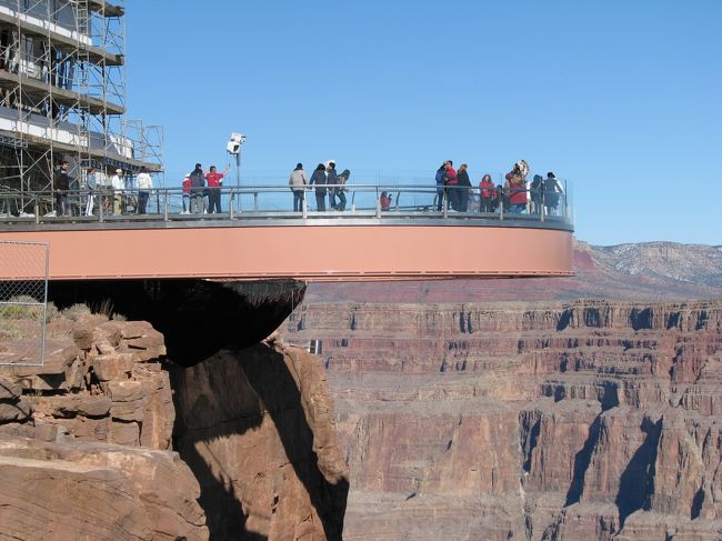 グランドキャニオンの「スカイウォーク」<br /><br />「スカイウォーク」は約1200ｍもある崖から突き出たＵ字型の歩道橋です。<br />突き出た歩道橋で一番遠い部分は20ｍ以上もあるそうです。<br /><br />Ｕ字形の歩道橋は強化ガラスが張られおり、谷底をのぞくことができますが、”スリル満点！！”っと言うよりも、怖くてガラス部分を歩くのに勇気が必要です。<br />（マカオタワーを思い出しますね。もうヒヤヒヤです。）<br /><br />入場する際、貴金属品の検査があります。<br />すべて左側の管理棟にロッカーがあり、預けますので、写真が撮れません。<br />残念。<br />それから、靴を履いての入場ができないので、管理棟で脱いでおきます。<br /><br />また、入場制限がありますので、一度に入場できる人数が決まっているようです。<br />早めの到着でしたので、待つこともなく、すぐに入場できました。