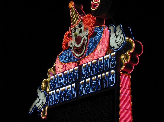 ホテル「サーカス・サーカス」入口のピエロのネオン。<br /><br />夕食はこのホテルのビュッフェで。<br /><br />まあまあ安く食事がとれました。