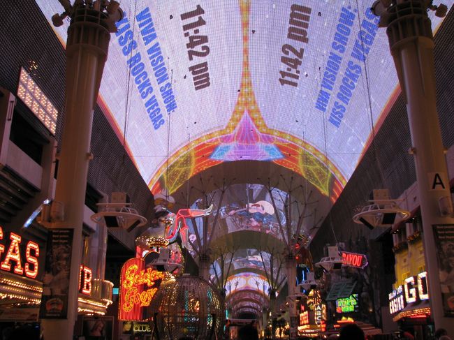 フリーモント・ストリート・エクスペリエンス。<br />アーケード部分に画像と音楽が流れます。<br />年末の12/31の夕方から、この辺りは入場料が必要となります。<br />確か15〜20ドル位だった気がします。<br />おまけに入場する際、持ち物検査がありました。<br />（昼間も行きましたが、昼はフリーで見学できました。）<br />