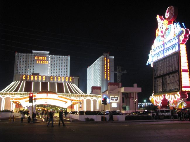 ラスベガスで宿泊したホテル「サーカス・サーカス」です。<br />どこのホテルも1階がカジノになっています。<br />その広さはホテルによってまちまちですが、韓国やマカオの比にならない位大きいです。<br />大儲けしている人は見ませんでしたね。<br />ビールは無料で頂けますが、チップとして1ドル程度、バニーガールへ渡します。<br /><br />「サーカス・サーカス」でのカジノの収入は10,000円でした。<br />向かって左側の建物のカジノは、掛け金の安いマシンしかなくちょっと遊んでいたら、”大当たり！”となってマシンが止まってしまいました。<br />壊れちゃったのかな？と考えていたら、近くの方が店員を呼んでくれて、120ドルを頂きました。<br />「エッ、大当たりでたったこれだけ？」<br />「あ〜ぁ、もっと高額のマシンでやってたら、1万ドル位になったのになぁ〜」と後悔。<br /><br />奥にはいろんなマシンやルーレットなどがあります。<br />その広さ凄いです。<br />
