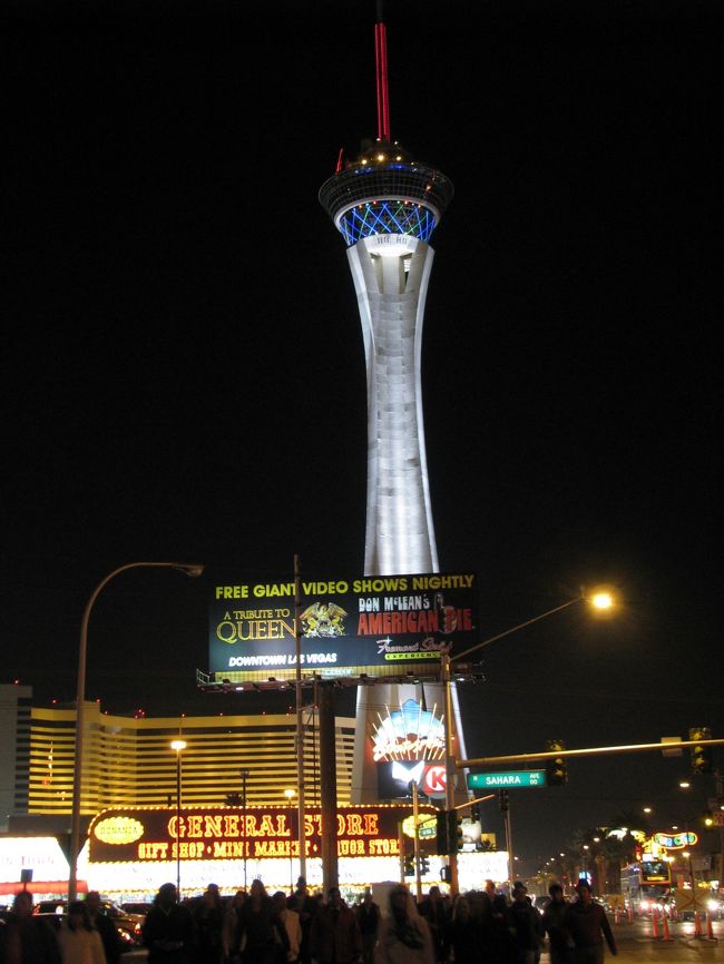 ホテル「ストラトスフィア」の夜景。<br />昼間寄ってみなしたが、人が多くエレベーターに乗れなかったので、あきらめました。<br />最上階の「エックス・スクリーム」にチャレンジしてみたかったんですけど。<br />