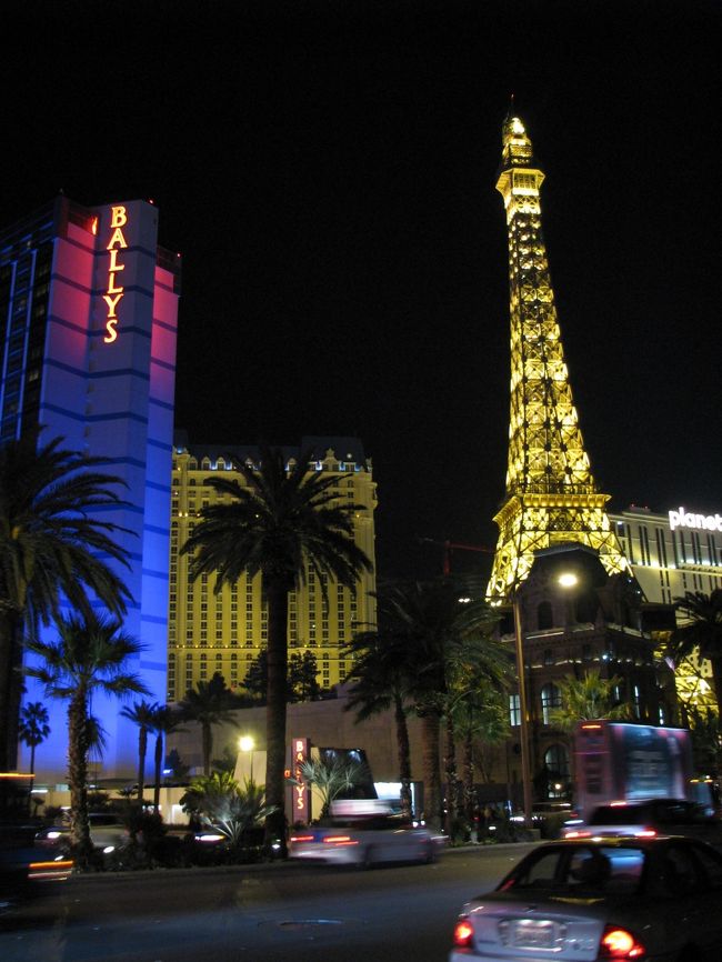 ホテル「パリス」<br />眺めが良かったです。<br /><br />実物の１／２のエッフェル塔がそびえ建ってます。<br />