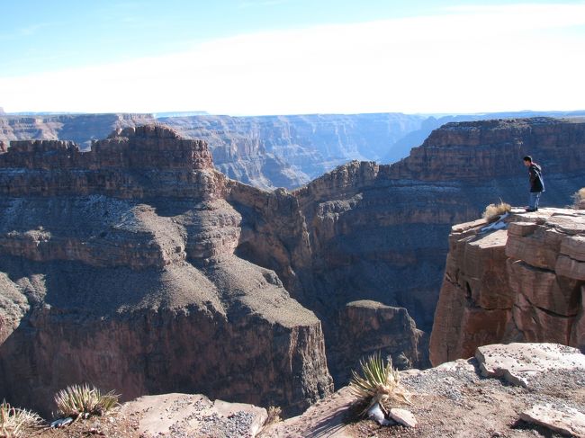 ガキンチョ（子供）が谷底をのぞき込んでいます。<br />「お〜い、危ないぞ〜〜！！」と言いたいぐらい崖の直近まで歩いて行きましたよ。<br />勇気あるな〜と感心しました。<br /><br />どこも手すり、鉄柵などが無いので、崖までスルーで行けます。<br />自殺願望者は格好の場所です。（冗談です。すみません。）<br />