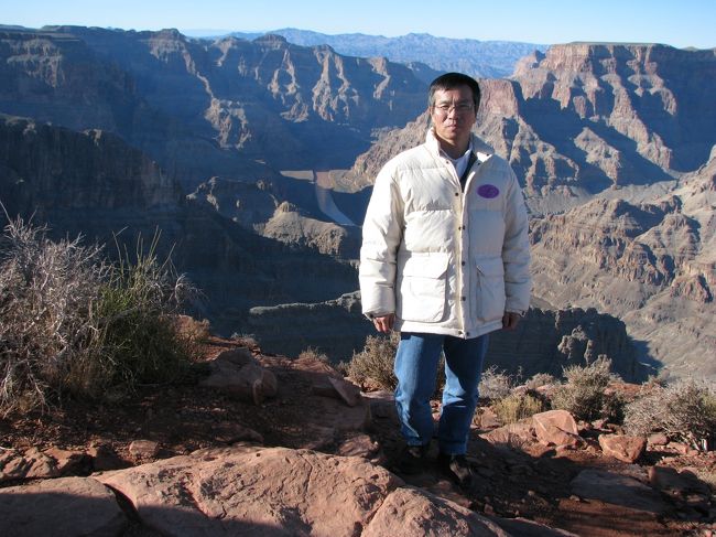 グランドキャニオンの渓谷をバックに記念撮影。<br />眺めは抜群！！<br /><br />香港から観光に来たかわいい女子高生に撮ってもらいました。<br />ありがと。<br />