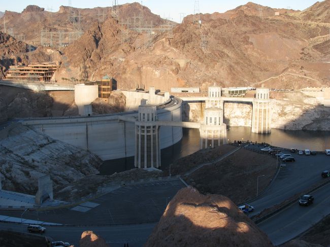 グランドキャニオンへ行く途中のダムで小休止。<br /><br />ここでも１枚記念撮影をしましたが、ダムがあるだけで、周りは山に囲まれており、景色はいまひとつ。<br /><br />ここへ来るまでは、広大な大地を見ることができます。<br />「こんな大地をバイクでモトクロスなんかしてみたいな〜！！」と思うほど。<br /><br />昔、スティーブ　マックウィーンがホンダのバイク（エルシノア）に乗って大地を疾走するコマーシャルを思い出しました。<br /><br />