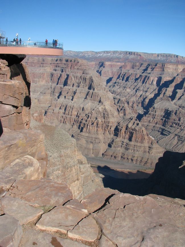 グランドキャニオンの渓谷<br /><br />この時、「スカイウォーク」では、テレビ放送の撮影らしきことをやってました。