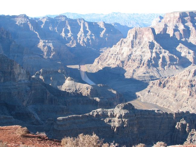 グランドキャニオンの渓谷<br /><br />時々、オープションツアーのヘリコプターやセスナが飛んで来ますが、そのヘリコプターやセスナが物凄く小さく見えること。グランドキャニオンの広大さが判りますね。