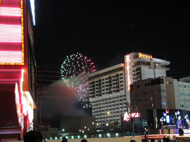 宿泊したホテル「サーカス・サーカス」の向かいの「リビエラホテル」<br /><br />ニューイヤーの0：00になると花火が上がり、「リビエラホテル」では、カジノの客にシャンパンをサービスしてましたよ。<br />２杯飲んじゃった！