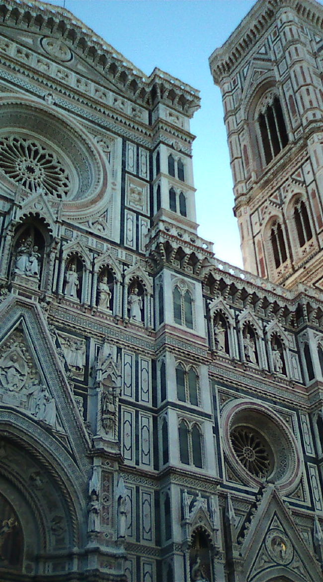 まずは、ドゥオーモに行きましょう。ドゥオーモから周りに放射線状のようにいろんな道が出ています。