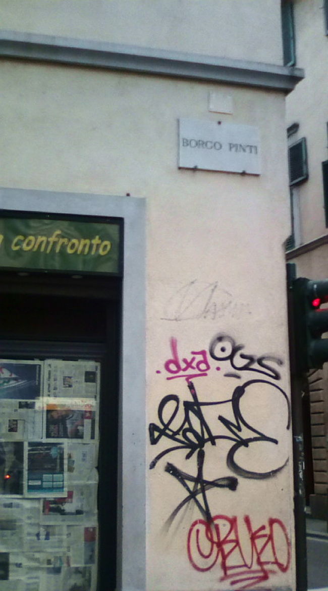 しばらく行くと、左手に入る　Borgo Pinti　という通りの表示が出てきます。このPinti通りを入って行きます。<br />ただPinti通りは狭く、高い住居に挟まれている道で、夜はちょっと怖いかな？という気がします。<br />私が行ったのはお昼でした。それでも人通りは少なかったです。<br />その場合は、後で紹介するもうひとつの行き方で。<br />（車が通るくらいの道のほう）<br />