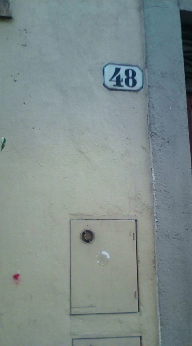 お店の住所は<br />Via　Borgo　Pinti，56/r，Firenze　です。<br />ただ、よく家の目印らしき番号でいくと、<br />ACCADIはPinti通りの４８番のところにあります。<br />なぜ５６番のところじゃないのかな？？<br />これが分からなかったせいで、２日間お店が探せず…<br />３日目に、ダメもとでPinti通りをローラー作戦で捜索しました（笑）<br /><br />