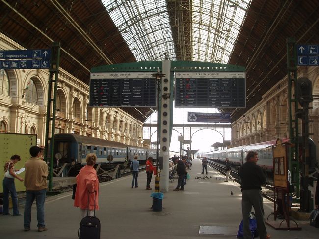10月5日<br /><br />スロバキアのヴィソケー・タトリのホテルを早朝6時前に出発、まず山岳鉄道でポプラド・タトリで下車しました。その後、コシュツ（スロバキア）、ミシュコルツ（ハンガリー）で乗り換え、午前11時15分頃にブダペスト東駅に到着しました。コシュツで乗る列車が遅れたので、乗る予定のブダペスト行きの列車に乗れないと覚悟していましたが、ミシュコルツでブダペスト行きの列車が待っていてくれました。ハンガリーの駅員は親切ですね。