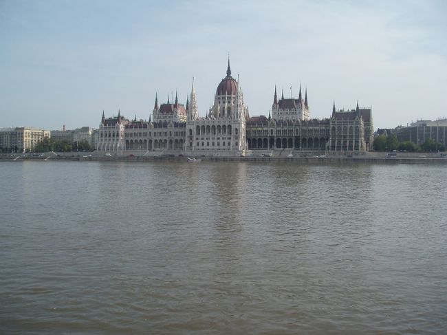 東駅からメトロに乗って宿に向かいます。メトロから地上に上がったらびっくり。目の前にドナウ川と対岸にブダペストのシンボルの国会議事堂が。