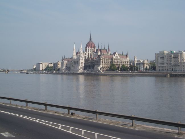 ドナウ川越しの国会議事堂を中心とした街並み、美しいですね！