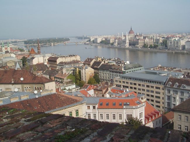 宿に荷物を置いて観光に行きます。高台からの街並み、さらに美しいですね！