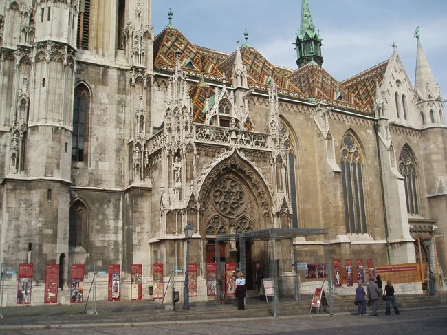 王宮の丘に到着。その代表的な建物、マーチャーシュ教会。