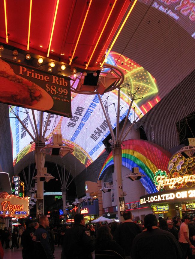 フリーモント・ストリート・エクスペリエンス。<br />場所を替えて写真撮影。<br />アーケード中に入って写真を撮りたかったのですが、入場料を払っていないので警察官？警備員？が阻止し、こんな写真しか撮れませんでした。