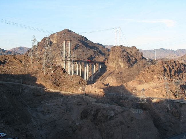 上記の場所で場所を替えての写真撮影。<br />高速道路が建設中でした。