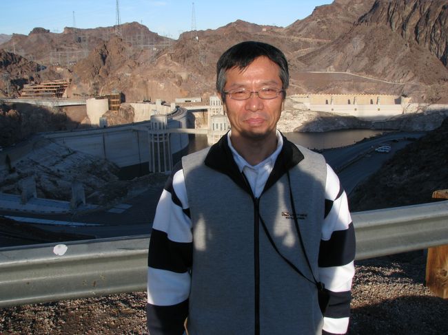 同じく同場所での記念撮影。と言っても寒くてブルブル震えた顔での写真撮影でした。