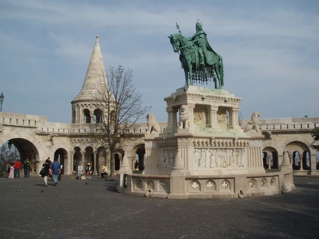 聖イシュトヴァーンの騎馬像とバックに漁夫の砦。
