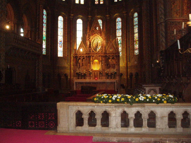 マーチャーシュ教会の中に入ってみました。