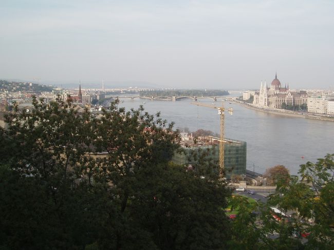 王宮の丘から、ドナウ川と街並みのパノラマを眺めます。素晴らしいパノラマですね。