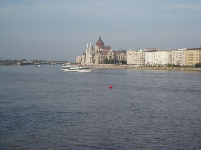 くさり橋から国会議事堂方面を眺めます。美しい景観ですね！