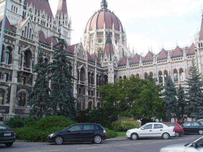 橋を渡って、国会議事堂に到着。中には入れませんでした。ちなみにドナウ川を挟んで国会議事堂側がペスト、反対の王宮の丘側がブダです。
