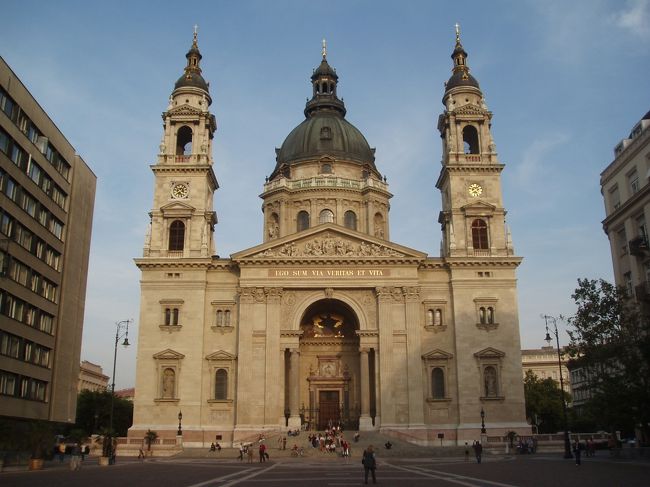 同じく正面側の聖イシュトヴァーン大聖堂。