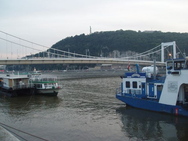 時刻は18時15分頃のドナウ川対岸。