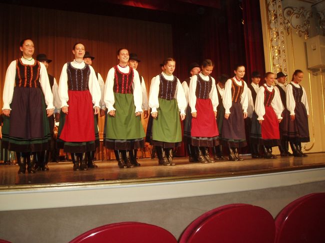 ハンガリーらしい舞踊でした。