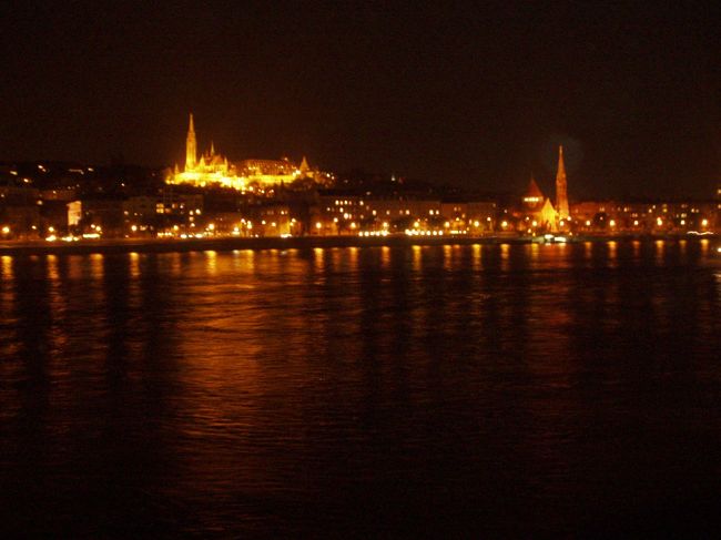 くさり橋から周辺のライトアップを眺めます。