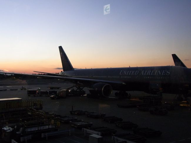 私達UA881便へ。久しぶりのタイで私もテンションがあがっていました。<br />何食べようかな、とそのことばかり。行ってきま〜す。