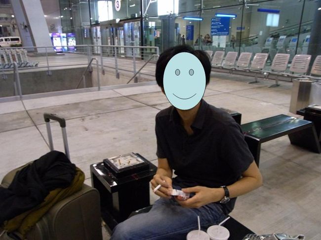機内食を撮り忘れた私達はスワンナプーム国際空港へ到着。<br />TAXIに乗る前にまずは一服しましょう。<br />Darlinもテンション高いです。