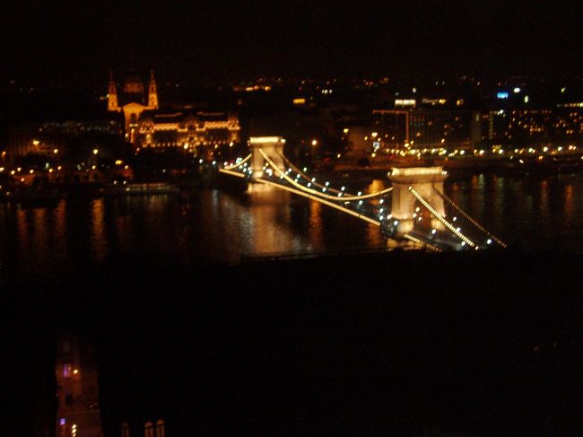 王宮の丘から見下ろすくさりの橋のライトアップ、絶句するほど素晴らしいです！