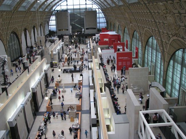 オルソー美術館の3階から１階を撮影したものです。<br /><br />小さなのぞき窓があって、そこから撮影しました。