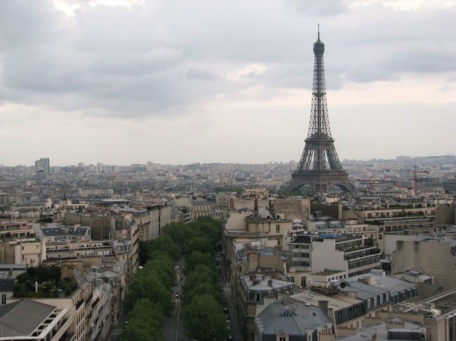 凱旋門からエッフェル塔方面を撮影