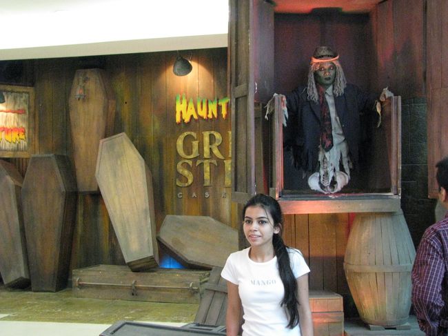 スリラーハウスの入口です。<br /><br />家族と一緒に来た女の子が記念撮影をしてました。<br /><br />