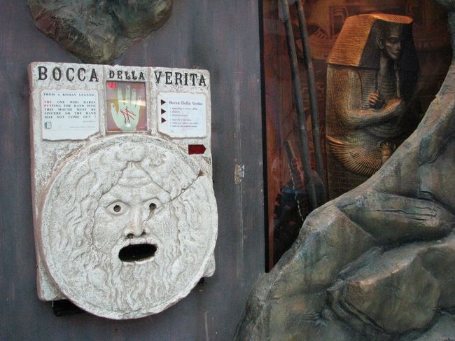 「イタリアの真実の口」もどきの手相占いです。<br /><br />まだ他にもいろんなアトラクションコーナーやフードコートがありました。