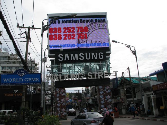 パタヤのウォーキングストリートの北側のアーケードです。<br /><br />入ったらいくつものゴーゴーバーやオープンカフェ、海鮮レストランが点在していました。