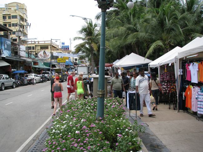 「パタヤ・センターホテル」前のビーチロードを撮影。<br /><br />海岸側（写真右側）にはテントの露店がずら〜っと並んでいます。<br />道路左側はお土産屋さん、コンビニ、レストラン、両替所などが並んでいました。