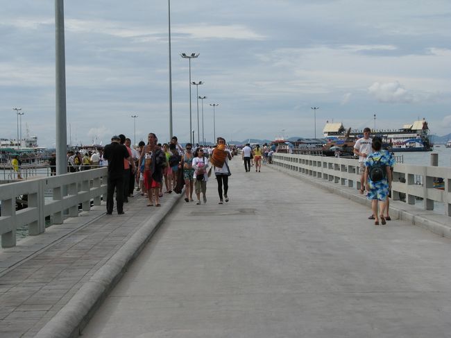 上のチケット売り場から桟橋を通っていくとラン島などに行く船がいくつも止まっています。