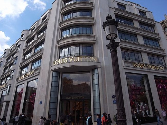 ルイ・ヴィトンの本店です。<br />バブルの頃は日本人で溢れかえってたんでしょうけど、今では中国人だらけです。<br />しかし、アジア人率の高いこと。。