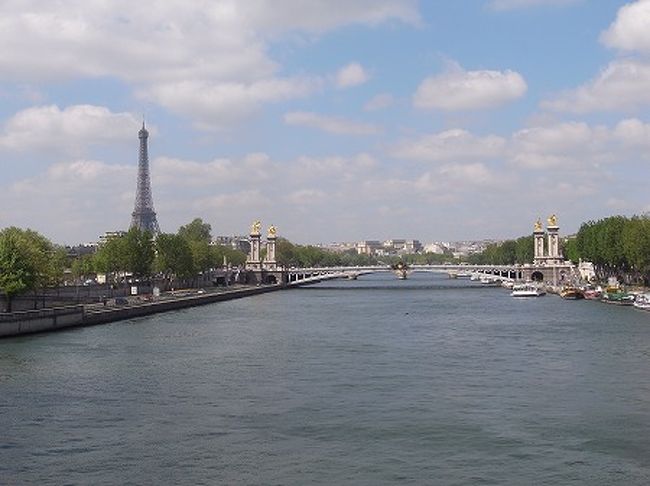 セーヌ川ごしにエッフェル塔を望みます。